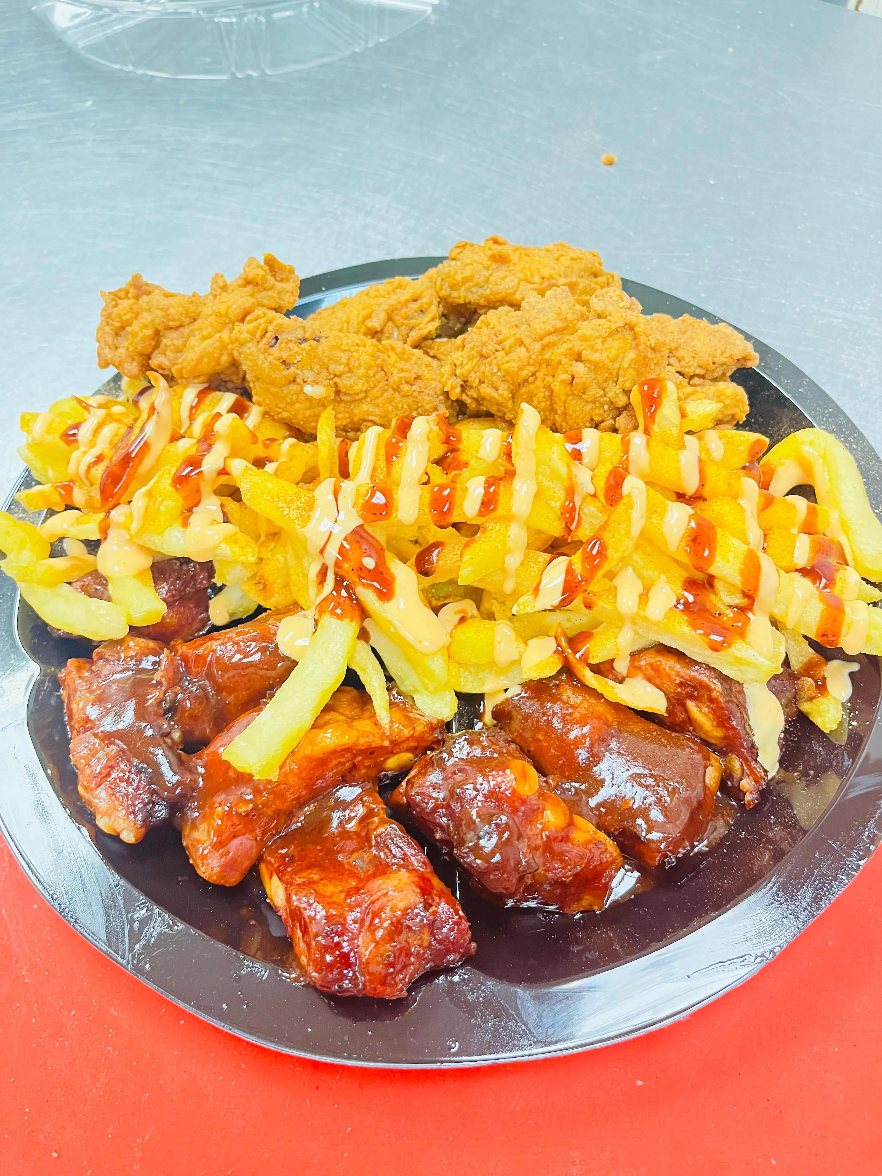 Kasi food delivery in Kwa-Thema: juicy ribs and wings with large chips from Emnandilicious